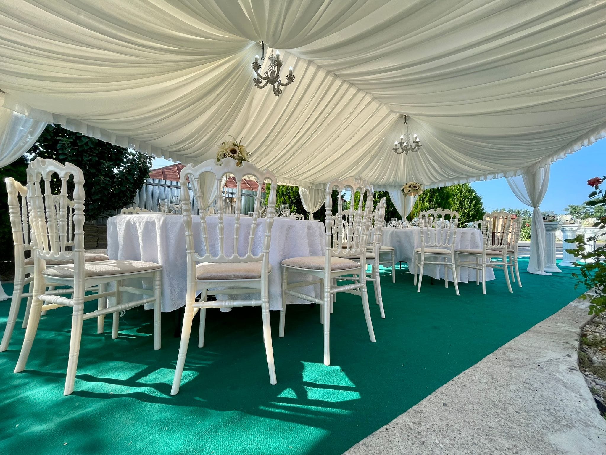 Interior cort de evenimente cu drapaje și decorațiuni elegante